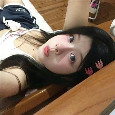 濠河边上的女人